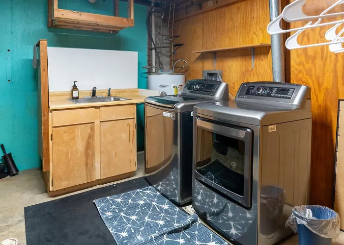 Wood Stove, Pool Table & Dock * Goreville